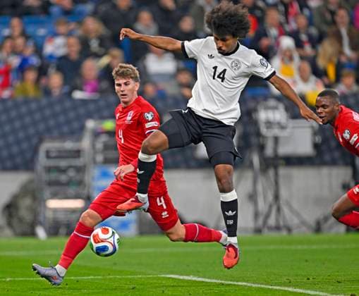 10.10.2025, Fussball WM-Qualifikation Europa 2025 26, 7.Spieltag, Deutschland - Luxemburg, in der PreZero-Arena (Sinsheim). v.l. Florian Bohnert (Luxemburg), Karim Adeyemi (Deutschland) und Christopher Martins (Luxemburg)