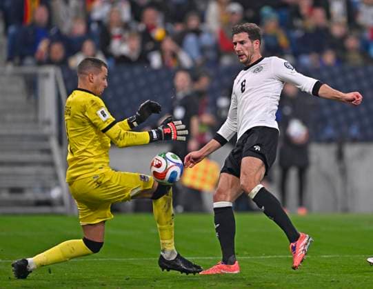 10.10.2025, Fussball WM-Qualifikation Europa 2025 26, 7.Spieltag, Deutschland - Luxemburg, in der PreZero-Arena (Sinsheim). v.l. Torwart Anthony Moris (Luxemburg) gegen Leon Goretzka (Deutschland)