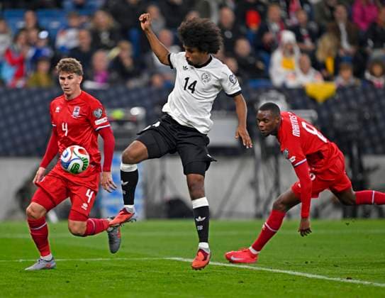 10.10.2025, Fussball WM-Qualifikation Europa 2025 26, 7.Spieltag, Deutschland - Luxemburg, in der PreZero-Arena (Sinsheim). v.l. Florian Bohnert (Luxemburg), Karim Adeyemi (Deutschland) und Christopher Martins (Luxemburg)