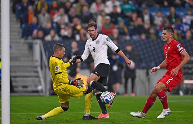10.10.2025, Fussball WM-Qualifikation Europa 2025 26, 7.Spieltag, Deutschland - Luxemburg, in der PreZero-Arena (Sinsheim). v.l. Torwart Anthony Moris (Luxemburg), Leon Goretzka (Deutschland) und Seid Korac (Luxemburg)