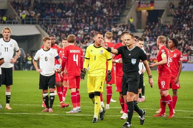 Fussball: FIFA WM Qualifikation Europa 2025 26, 7. Spieltag - Deutschland vs Luxemburg - PreZero-Arena (Sinsheim): Schiedsrichter Nenad Minakovic (SRB) zeigt auf Strafstoß Copyright: xJOERANxSTEINSIEKx