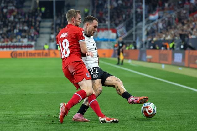 im Zweikampf, Aktion, mit Laurent Jans 18 (Luxemburg), David Raum 22 (Deutschland), Deutschland vs. Luxemburg, Fussball, WM-Qualifikation, 10.10.2025 Sinsheim Baden-Wuerttemberg Deutschland