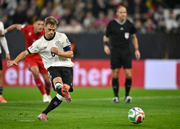 TOR zum 2:0 Joshua Kimmich GER (06) Elfmeter, Strafstoss Torschuss Aktion Torchance DFB Laenderspiel Deutschland GER vs Luxemburg LUX WM Qualifikation European Qualifiers 10.10.2025 DFL REGULATIONS PROHIBIT ANY USE OF PHOTOGRAPHS AS IMAGE SEQUENCES AND OR QUASI-VIDEO DFB Laenderspiel Deutschland GER vs Luxemburg LUX