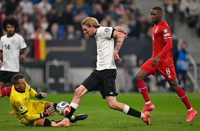 10.10.2025, Fussball WM-Qualifikation Europa 2025 26, 7.Spieltag, Deutschland - Luxemburg, in der PreZero-Arena (Sinsheim). v.l. Torwart Anthony Moris (Luxemburg) gegen Nick Woltemade (Deutschland)