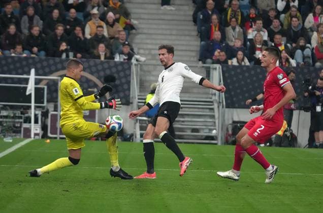 GER, WM-Qualifikation, Deutschland vs Luxemburg 10.10.2025, PreZero Arena, Sinsheim, GER, WM-Qualifikation, Deutschland vs Luxemburg , im Bild Torwart Anthony Moris (Luxemburg), Leon Goretzka (Deutschland), Seid Korac (Luxemburg)