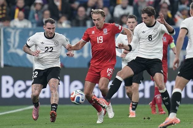 Fussball WM Qualifikation 2025 - 2026 10.10.2025, Fussball Länderspiel, Laenderspiel, WM Qualifikation, 2025-2026, Gruppe A, Deutschland, Sinsheim, PreZero Arena, Sinsheim, Deutschland (D) - Luxemburg (LUX) vl: David Raum (Deutschland DEU, DFB, 22) - Mathias Olesen (Luxemburg, Luxembourg, FLF 19) - Leon Goretzka (Deutschland DEU, DFB, 8)