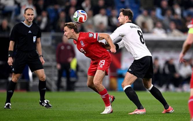 Fussball International Qualifikation WM 2026 in Sinsheim Gruppe A 3. Spieltag Deutschland - Luxenburg 10.10.2025 Mathias Olesen (li, Luxenburg) gegen Leon Goretzka (re, Deutschland)
