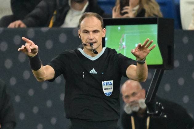 10.10.2025, xsltx, Fussball WM-Qualifikation 2026, Deutschland - Luxemburg v.l. Schiedsrichter Referee Nenad Minakovic (Serbien) VAR Entscheidung gibt Anweisungen, gestikuliert, mit den Armen gestikulieren gives instructions, gesticulate (DFL DFB REGULATIONS PROHIBIT ANY USE OF PHOTOGRAPHS as IMAGE SEQUENCES and or QUASI-VIDEO) Sinsheim