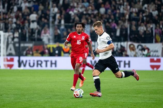 Joshua Kimmich (Deutschland, 06) am Ball, dahinter Leandro Barreiro (Luxembourg, 16), GER, Deutschland vs. Luxemburg, Fussball, Herren, WM-Qualifikation Europa, 7. Spieltag, Spielzeit 2025 2026, 10.10.2025 GER, Deutschland vs. Luxemburg, Fussball, Herren, WM-Qualifikation Europa, 7. Spieltag, Spielzeit 2025 2026, 10.10.2025 Sinsheim Copyright: xEibner-Pressefoto Memmlerx EP_MMR
