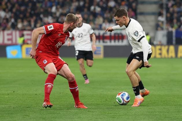 im Zweikampf, Aktion, mit Laurent Jans 18 (Luxemburg), Florian Wirtz 17 (Deutschland), Deutschland vs. Luxemburg, Fussball, WM-Qualifikation, 10.10.2025 Sinsheim Baden-Wuerttemberg Deutschland