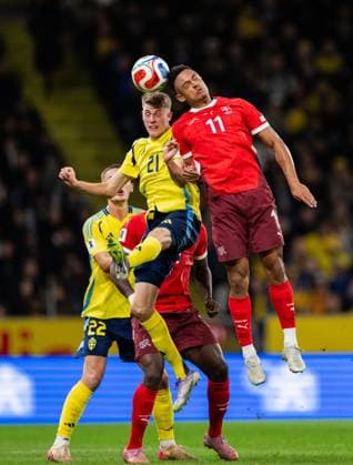 251010 Alexander Bernhardsson of Sweden and Dan Ndoye of Switzerland during the FIFA World Cup, WM, Weltmeisterschaft, Fussball Qualifier football match between Sweden and Switzerland on October 10, 2025 in Stockholm. Photo: Joel Marklund BILDBYRAN kod JM JM0740 bbeng fotboll football soccer fotball vm-kval kval fifa world cup qualifier qualifier qualification sverige sweden sverige a schweiz switzerland Copyright: JOELxMARKLUND BB251010JM020