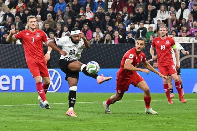 10.10.2025, xsltx, Fussball WM-Qualifikation 2026, Deutschland - Luxemburg v.l. Serge Gnabry (Deutsche Fussball Nationalmannschaft DFB) Dirk Carlson (Luxemburg) Zweikampf, Aktion, action, battle for the ball (DFL DFB REGULATIONS PROHIBIT ANY USE OF PHOTOGRAPHS as IMAGE SEQUENCES and or QUASI-VIDEO) Sinsheim