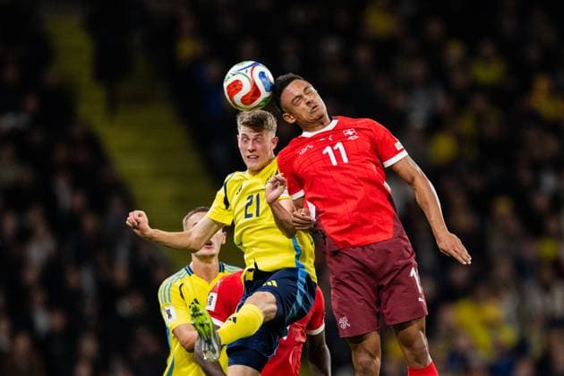 251010 Alexander Bernhardsson of Sweden and Dan Ndoye of Switzerland during the FIFA World Cup, WM, Weltmeisterschaft, Fussball Qualifier football match between Sweden and Switzerland on October 10, 2025 in Stockholm. Photo: Joel Marklund BILDBYRAN kod JM JM0740 bbeng fotboll football soccer fotball vm-kval kval fifa world cup qualifier qualifier qualification sverige sweden sverige a schweiz switzerland Copyright: JOELxMARKLUND BB251010JM022