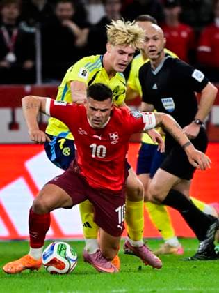 STOCKHOLM, SVERIGE 20251010 Schweiz Granit Xhaka mot Sveriges Lucas Bergvall under fredagens fotbollsmatch i VM-kvalet mellan Sverige och Schweiz pa Strawberry arena, oktober 10, 2025 i Stockholm, Sverige. STOCKHOLM SVERIGE x10030x Copyright: xJonasxEkströmer TTx VM-KVAL SVERIGE-SCHWEIZ