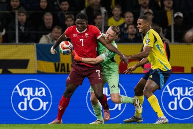 251010 Breel Embolo of Switzerland, goalkeeper Viktor Johansson and Isak Hien of Sweden during the FIFA World Cup, WM, Weltmeisterschaft, Fussball Qualifier football match between Sweden and Switzerland on October 10, 2025 in Stockholm. Photo: Joel Marklund BILDBYRAN kod JM JM0740 bbeng fotboll football soccer fotball vm-kval kval fifa world cup qualifier qualifier qualification sverige sweden sverige a schweiz switzerlandbbauto Copyright: JOELxMARKLUND BB251010JM035