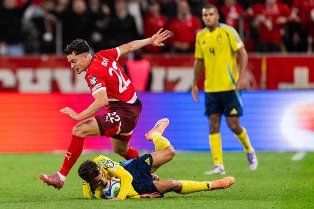 251010 Fabian Rieder of Switzerland and Yasin Ayari of Sweden during the FIFA World Cup, WM, Weltmeisterschaft, Fussball Qualifier football match between Sweden and Switzerland on October 10, 2025 in Stockholm. Photo: Simon Hastegard BILDBYRAN kod SH JM0740 bbeng fotboll football soccer fotball vm-kval kval fifa world cup qualifier qualifier qualification sverige sweden sverige a schweiz switzerlandbbauto Copyright: SIMONxHASTEGARD BB251010SH030