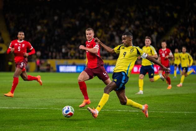 251010 Alexander Isak of Sweden during the FIFA World Cup, WM, Weltmeisterschaft, Fussball Qualifier football match between Sweden and Switzerland on October 10, 2025 in Stockholm. Photo: Simon Hastegard BILDBYRAN kod SH JM0740 bbeng fotboll football soccer fotball vm-kval kval fifa world cup qualifier qualifier qualification sverige sweden sverige a schweiz switzerlandbbauto Copyright: SIMONxHASTEGARD BB251010SH032