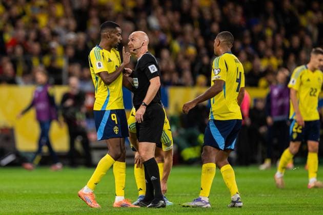 251010 Alexander Isak of Sweden and referee Anthony Taylor during the FIFA World Cup, WM, Weltmeisterschaft, Fussball Qualifier football match between Sweden and Switzerland on October 10, 2025 in Stockholm. Photo: Simon Hastegard BILDBYRAN kod SH JM0740 bbeng fotboll football soccer fotball vm-kval kval fifa world cup qualifier qualifier qualification sverige sweden sverige a schweiz switzerlandbbauto Copyright: SIMONxHASTEGARD BB251010SH034