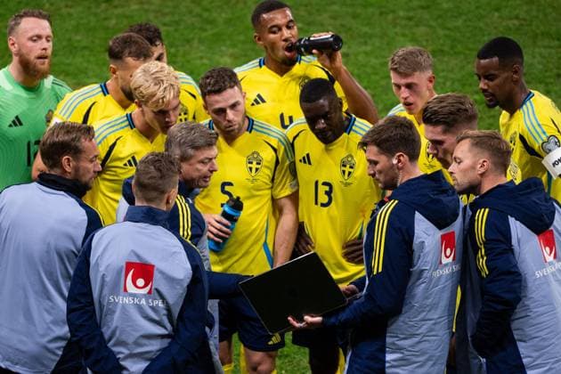 251010 Head coach Jon Dahl Tomasson of Sweden with Lucas Bergvall, Gabriel Gudmundsson and Ken Sema during the FIFA World Cup, WM, Weltmeisterschaft, Fussball Qualifier football match between Sweden and Switzerland on October 10, 2025 in Stockholm. Photo: Emma Wallskog BILDBYRAN COP 320 JM0740 bbeng fotboll football soccer fotball vm-kval kval fifa world cup qualifier qualifier qualification sverige sweden sverige a schweiz switzerland Copyright: EMMAxWALLSKOG BB251010EW009