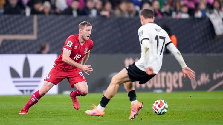 v.li.: Laurent Jans (Luxemburg, 18), Florian Wirtz (Deutschland, 17), Zweikampf, Spielszene, Duell, duel, tackle, tackling, Dynamik, Action, Aktion, 10.10.2025, Sinsheim (Deutschland), Fussball, WM-Qualifikation, Deutschland - Luxemburg, THE EVENT REGULATIONS PROHIBIT ANY USE OF PHOTOGRAPHS AS IMAGE SEQUENCES AND OR QUASI-VIDEOS.