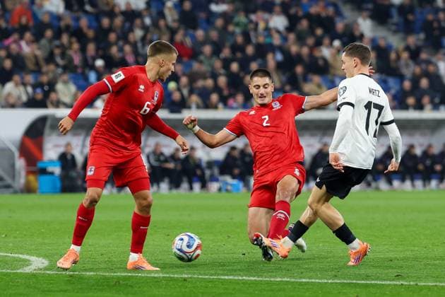 im Zweikampf, Aktion, mit Tomas Moreira 6 (Luxemburg), Seid Korac 2 (Luxemburg), Florian Wirtz 17 (Deutschland), Deutschland vs. Luxemburg, Fussball, WM-Qualifikation, 10.10.2025 Sinsheim Baden-Wuerttemberg Deutschland
