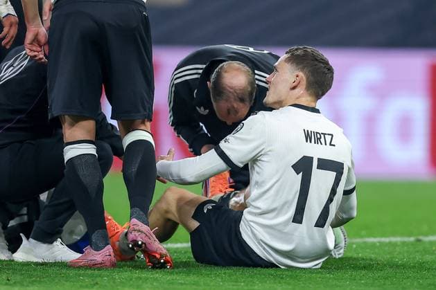 10.10.2025, Fußball, Länderspiel, Deutschland - Luxemburg, UEFA WM-Qualifikation, 2025 2026, Gruppe A, PreZero Arena in Sinsheim: Florian Wirtz (GER 17) liegt mit Schmerzen auf dem Spielfeld und muss medizinisch versorgt werden DFB regulations prohibit any use of photographs as image sequences and or quasi-video. Baden-Württemberg Deutschland