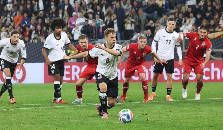 Sinsheim , Fußball Länderspiel WM Qualifikation ( Europa ) , Deutschland vs. Luxemburg , Joshua Kimmich ( GER ) verwandelt einen Elfmeter zum 2 : 0 Tor