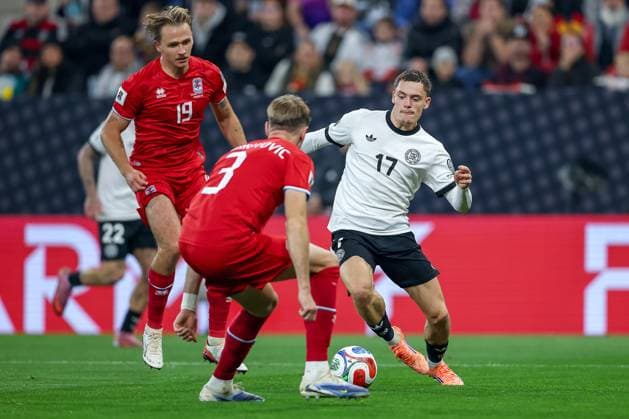 10.10.2025, Fußball, Länderspiel, Deutschland - Luxemburg, UEFA WM-Qualifikation, 2025 2026, Gruppe A, PreZero Arena in Sinsheim: Florian Wirtz (GER 17) im Zweikampf gegen Enes Mahmutovic (LUX 03) DFB regulations prohibit any use of photographs as image sequences and or quasi-video. Baden-Württemberg Deutschland