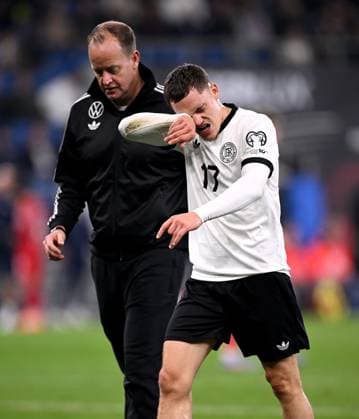 Fussball International Qualifikation WM 2026 in Sinsheim Gruppe A 3. Spieltag Deutschland - Luxenburg 10.10.2025 Florian Wirtz (Deutschland) verletzt , wird behandelt von Dr. Jochen Hahne, geht vom Platz
