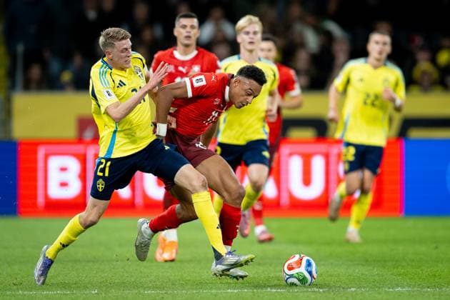 October 10, 2025, Solna, Sweden: Alexander Bernhardsson of Sweden and Dan Ndoye of Switzerland seen in action during FIFA 2026 World Cup Qualifier Group B match between Sweden and Switzerland at Strawberry Arena in Solna, Sweden. Solna Sweden - ZUMAs227 20251010_zip_s227_006 Copyright: xMateuszxSlodkowskix