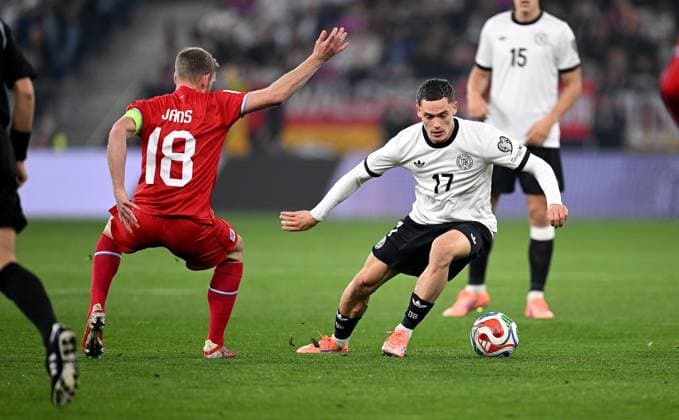 Fussball International Qualifikation WM 2026 in Sinsheim Gruppe A 3. Spieltag Deutschland - Luxenburg 10.10.2025 Laurent Jans (li, Luxenburg) gegen Florian Wirtz (re, Deutschland)