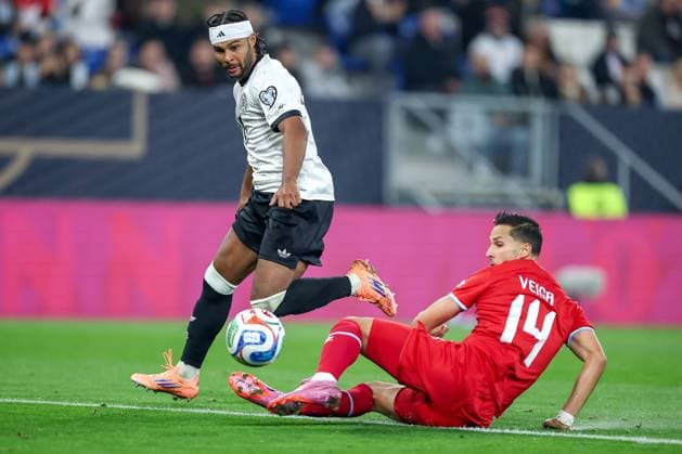 10.10.2025, Fußball, Länderspiel, Deutschland - Luxemburg, UEFA WM-Qualifikation, 2025 2026, Gruppe A, PreZero Arena in Sinsheim: Serge Gnabry (GER 20) im Zweikampf gegen Eric Veiga (LUX 14) Torschuss zum 3:0 DFB regulations prohibit any use of photographs as image sequences and or quasi-video. Baden-Württemberg Deutschland