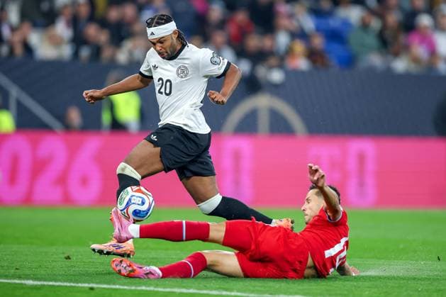 10.10.2025, Fußball, Länderspiel, Deutschland - Luxemburg, UEFA WM-Qualifikation, 2025 2026, Gruppe A, PreZero Arena in Sinsheim: Serge Gnabry (GER 20) im Zweikampf gegen Eric Veiga (LUX 14) Torschuss zum 3:0 DFB regulations prohibit any use of photographs as image sequences and or quasi-video. Baden-Württemberg Deutschland