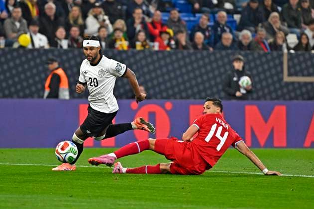 10.10.2025, Fussball WM-Qualifikation Europa 2025 26, 7.Spieltag, Deutschland - Luxemburg, in der PreZero-Arena (Sinsheim). v.l. Serge Gnabry (Deutschland) gegen Eric Veiga (Luxemburg)
