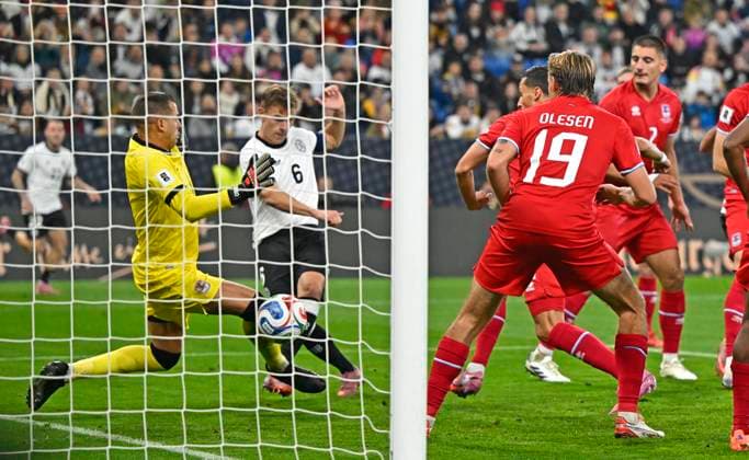 10.10.2025, Fussball WM-Qualifikation Europa 2025 26, 7.Spieltag, Deutschland - Luxemburg, in der PreZero-Arena (Sinsheim). Joshua Kimmich (Deutschland) trifft zum 4:0 gegen Torwart Anthony Moris (Luxemburg)