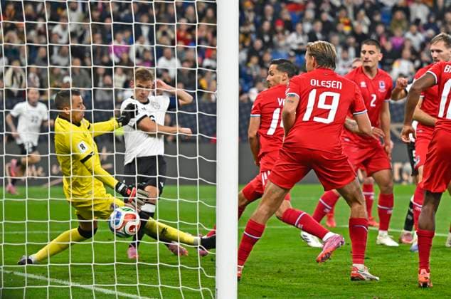 10.10.2025, Fussball WM-Qualifikation Europa 2025 26, 7.Spieltag, Deutschland - Luxemburg, in der PreZero-Arena (Sinsheim). Joshua Kimmich (Deutschland) trifft zum 4:0 gegen Torwart Anthony Moris (Luxemburg)