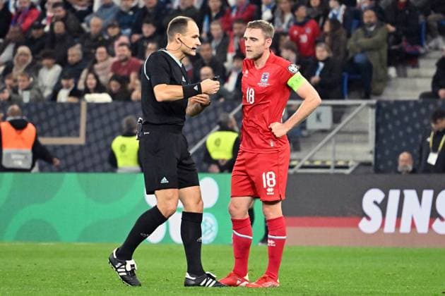 10.10.2025, xsltx, Fussball WM-Qualifikation 2026, Deutschland - Luxemburg v.l. Schiedsrichter Referee Nenad Minakovic (Serbien) Laurent Jans (Luxemburg) (DFL DFB REGULATIONS PROHIBIT ANY USE OF PHOTOGRAPHS as IMAGE SEQUENCES and or QUASI-VIDEO) Sinsheim