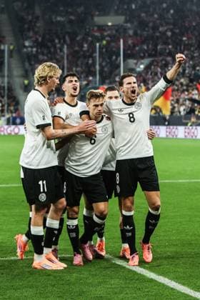 Fussball, UEFA European Qualifiers WM Qualifikation Europa Gruppe A - 7.Spieltag Deutschland - Luxemburg 10.10.2025, PreZero Arena Torjubel Deutschland nach dem Tor zum 2-0 per Elfmeter durch Joshua Kimmich (Deutschland, 6) die Spieler freuen sich Sinsheim PreZero Arena Baden-Württemberg Deutschland
