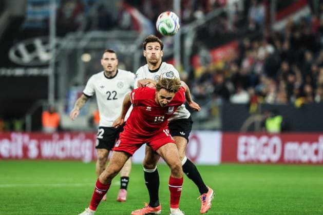Fussball, UEFA European Qualifiers WM Qualifikation Europa Gruppe A - 7.Spieltag Deutschland - Luxemburg 10.10.2025, PreZero Arena Mathias Olesen (Luxemburg, 19) Leon Goretzka (Deutschland, 8) Sinsheim PreZero Arena Baden-Württemberg Deutschland