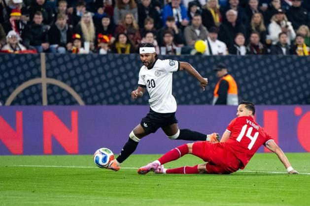Serge Gnabry (Deutschland, 20) im Zweikampf mit Eric Veiga (Luxembourg, 14) vor dem Tor zum 3:0, GER, Deutschland vs. Luxemburg, Fussball, Herren, WM-Qualifikation Europa, 7. Spieltag, Spielzeit 2025 2026, 10.10.2025 GER, Deutschland vs. Luxemburg, Fussball, Herren, WM-Qualifikation Europa, 7. Spieltag, Spielzeit 2025 2026, 10.10.2025 Sinsheim Copyright: xEibner-Pressefoto Memmlerx EP_MMR