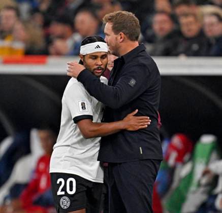 10.10.2025, Fussball WM-Qualifikation Europa 2025 26, 7.Spieltag, Deutschland - Luxemburg, in der PreZero-Arena (Sinsheim). National-Trainer Julian Nagelsmann (Deutschland) lobt Serge Gnabry (Deutschland)
