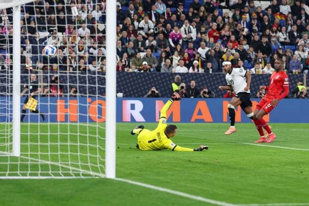 Serge Gnabry 20 (Deutschland) trifft das Tor zum 3:0, Anthony Moris 1 (Luxemburg), Deutschland vs. Luxemburg, Fussball, WM-Qualifikation, 10.10.2025 Sinsheim Baden-Wuerttemberg Deutschland
