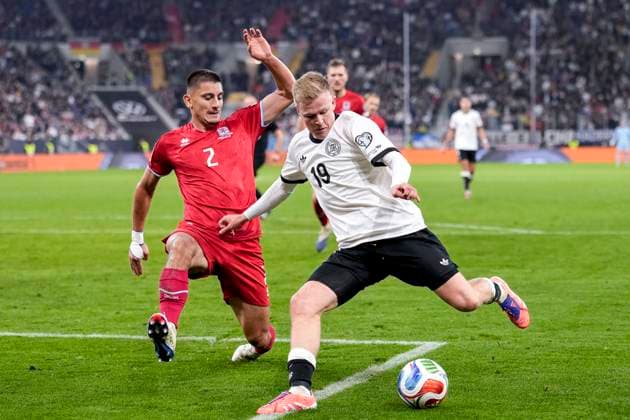 v.li.: Seid Korac (Luxemburg, 2), Jonathan Burkardt (Deutschland, 19), Zweikampf, Spielszene, Duell, duel, tackle, tackling, Dynamik, Action, Aktion, 10.10.2025, Sinsheim (Deutschland), Fussball, WM-Qualifikation, Deutschland - Luxemburg, THE EVENT REGULATIONS PROHIBIT ANY USE OF PHOTOGRAPHS AS IMAGE SEQUENCES AND OR QUASI-VIDEOS.