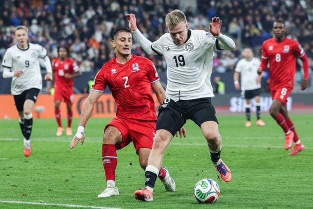 Fußball WM-Qualifikation Deutschland - Luxemburg am 10.10.2025 in der PreZero Arena in Sinsheim Seid Korac ( Luxemburg ), links - Jonathan Burkardt ( Deutschland ), rechts DFB regulations prohibit any use of photographs as image sequences and or quasi-video.