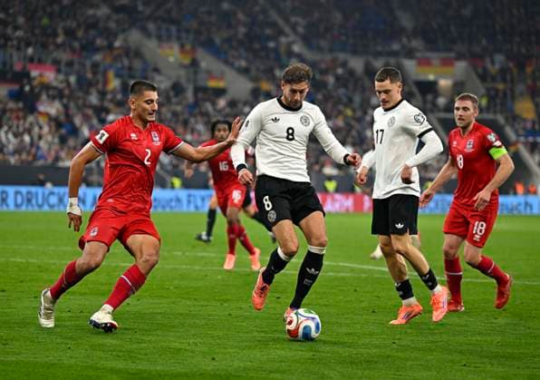 10.10.2025, Fussball WM-Qualifikation Europa 2025 26, 7.Spieltag, Deutschland - Luxemburg, in der PreZero-Arena (Sinsheim). v.l. Seid Korac (Luxemburg), Leon Goretzka (Deutschland), Florian Wirtz (Deutschland) und Laurent Jans (Luxemburg)