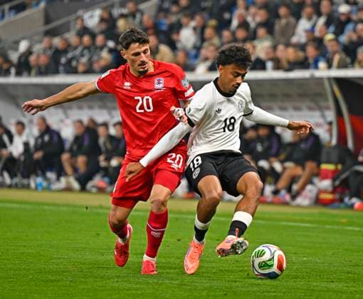 10.10.2025, Fussball WM-Qualifikation Europa 2025 26, 7.Spieltag, Deutschland - Luxemburg, in der PreZero-Arena (Sinsheim). v.l. Eldin Dzogovic (Luxemburg) gegen Nathaniel Brown (Deutschland)