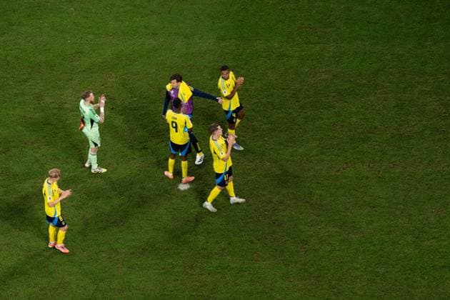 251010 Daniel Svensson, goalkeeper Viktor Johansson, Victor Nilsson Lindelöf, Alexander Isak, Isak Hien and Viktor Gyökeres look dejected after the FIFA World Cup, WM, Weltmeisterschaft, Fussball Qualifier football match between Sweden and Switzerland on October 10, 2025 in Stockholm. Photo: Emma Wallskog BILDBYRAN COP 320 JM0740 bbeng fotboll football soccer fotball vm-kval kval fifa world cup qualifier qualifier qualification sverige sweden sverige a schweiz switzerland depp Copyright: EMMAxWALLSKOG BB251010EW023