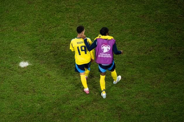 251010 Roony Bardghji and Anthony Elanga of Sweden look dejected after the FIFA World Cup, WM, Weltmeisterschaft, Fussball Qualifier football match between Sweden and Switzerland on October 10, 2025 in Stockholm. Photo: Emma Wallskog BILDBYRAN COP 320 JM0740 bbeng fotboll football soccer fotball vm-kval kval fifa world cup qualifier qualifier qualification sverige sweden sverige a schweiz switzerland depp Copyright: EMMAxWALLSKOG BB251010EW024