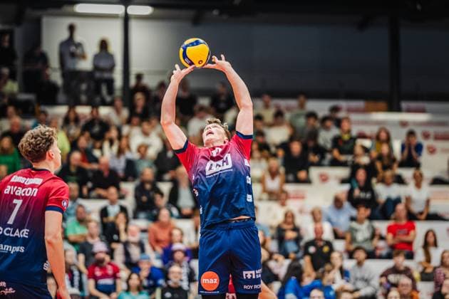 Volleyball Herren Saison 2025 2026 Liga Cup 2025 SVG Lüneburg vs. FT 1844 Freiburg 10.10.2025 Santeri Välimaa ( 12 SVG Lüneburg) spielt den Ball zu