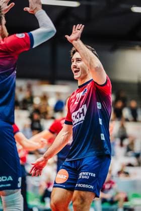 Volleyball Herren Saison 2025 2026 Liga Cup 2025 SVG Lüneburg vs. FT 1844 Freiburg 10.10.2025 Ethan Champlin ( 20 SVG Lüneburg) jubelt und klatscht mit Jesse Elser ( 3 SVG Lüneburg)